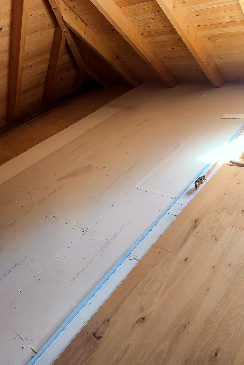 Trockenestrich und neuer Holzboden im Dachgeschoss.