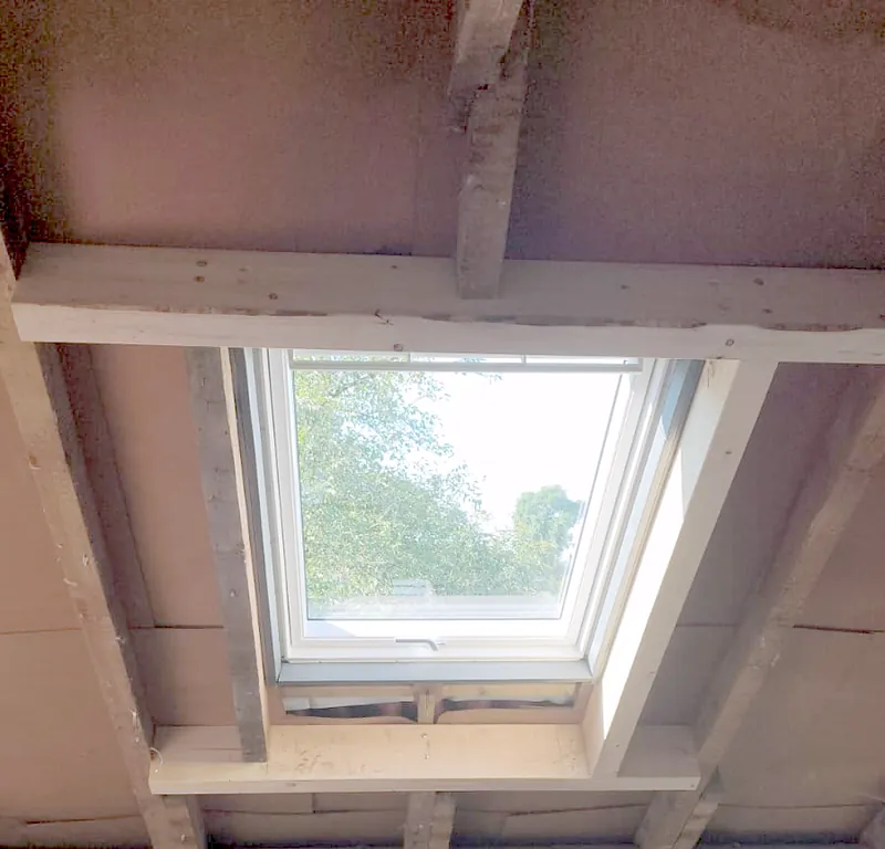 Dachfenster eingebaut, der Innenausbau folgt.