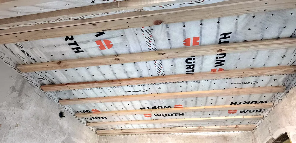 Gedämmte Dachschräge vor der Verkleidung.