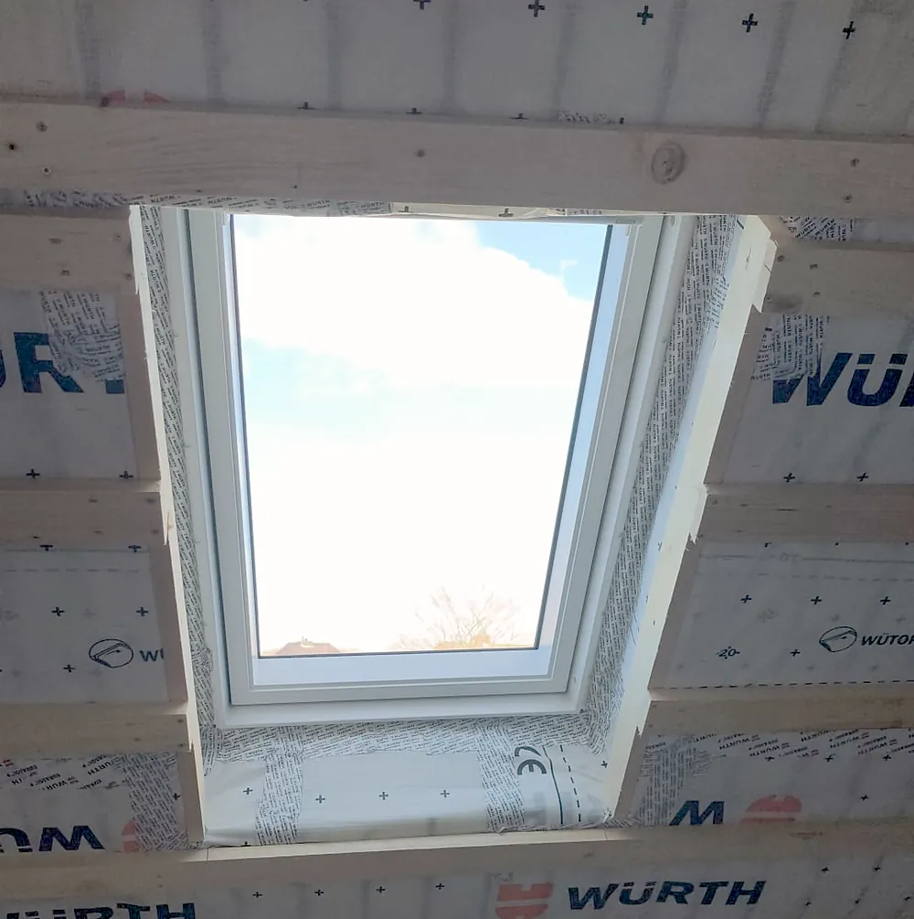 Neues VELUX-Dachfenster im gedämmten Dach.
