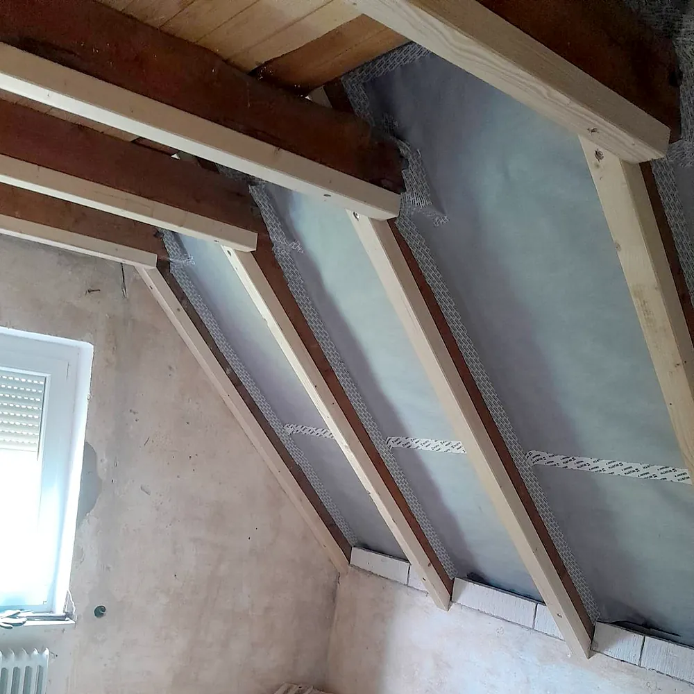 Aufgedoppelte Sparren, dazwischen dicht verklebte Folie.