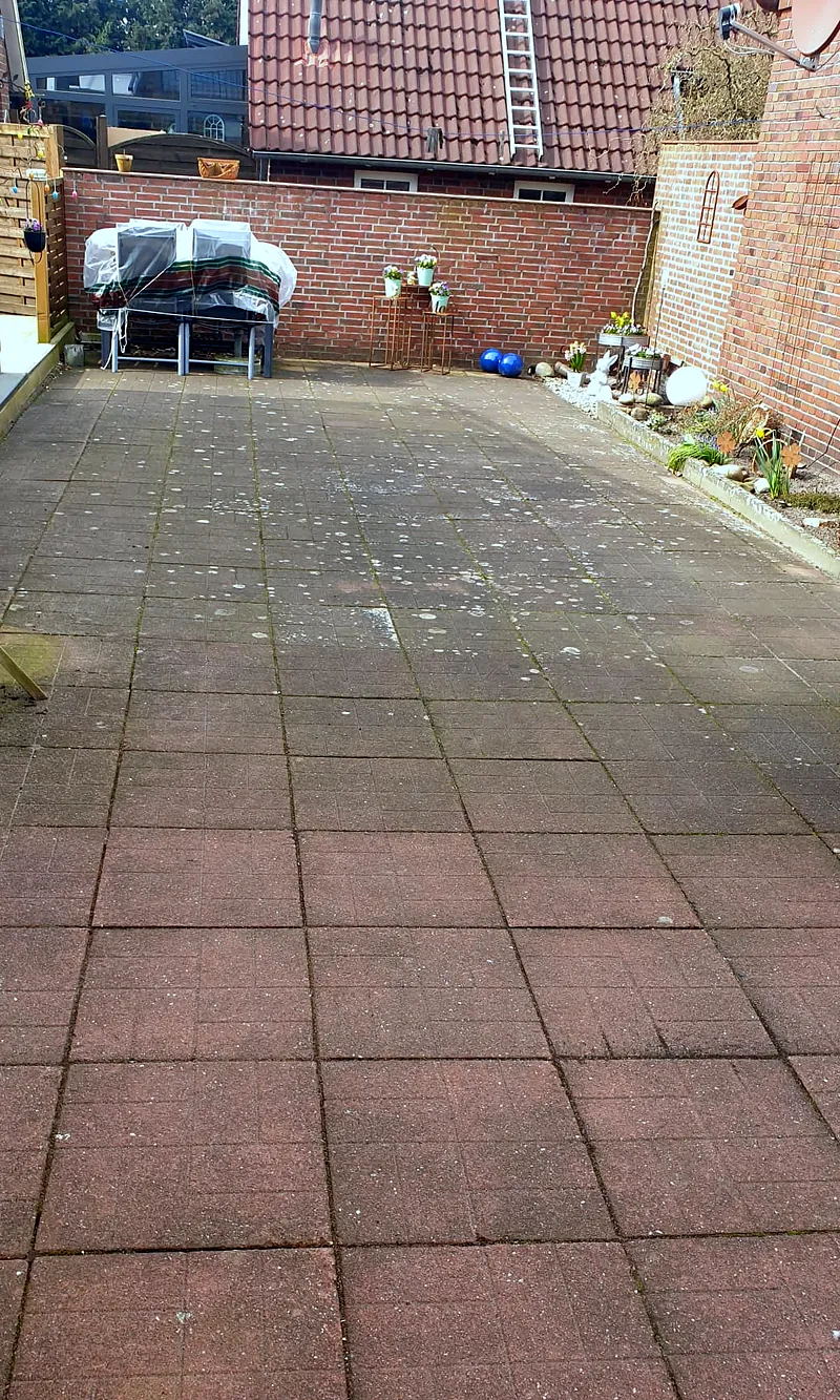 Derselbe Hof vorher mit alten roten Betonplatten.