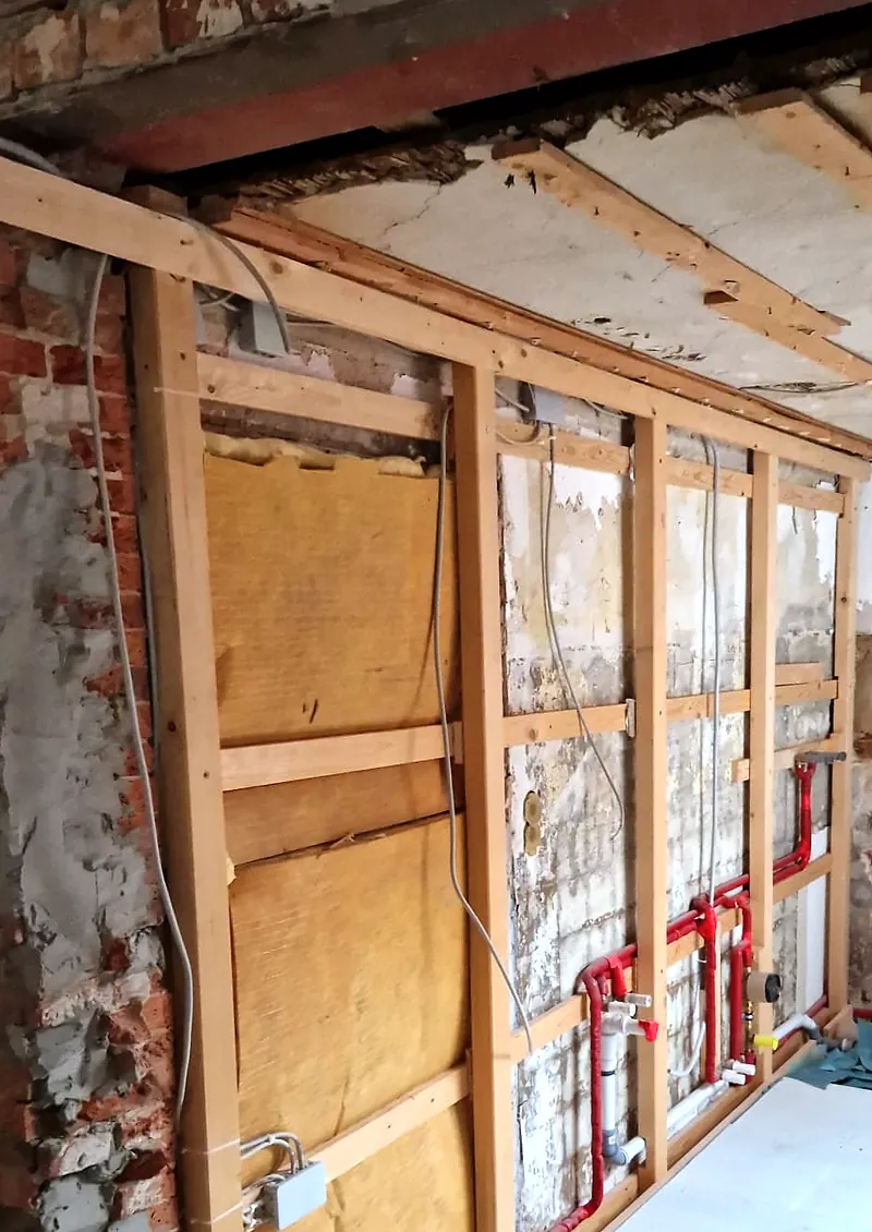 Neue Ständerwand im Altbau, Leitungen schon verlegt.
