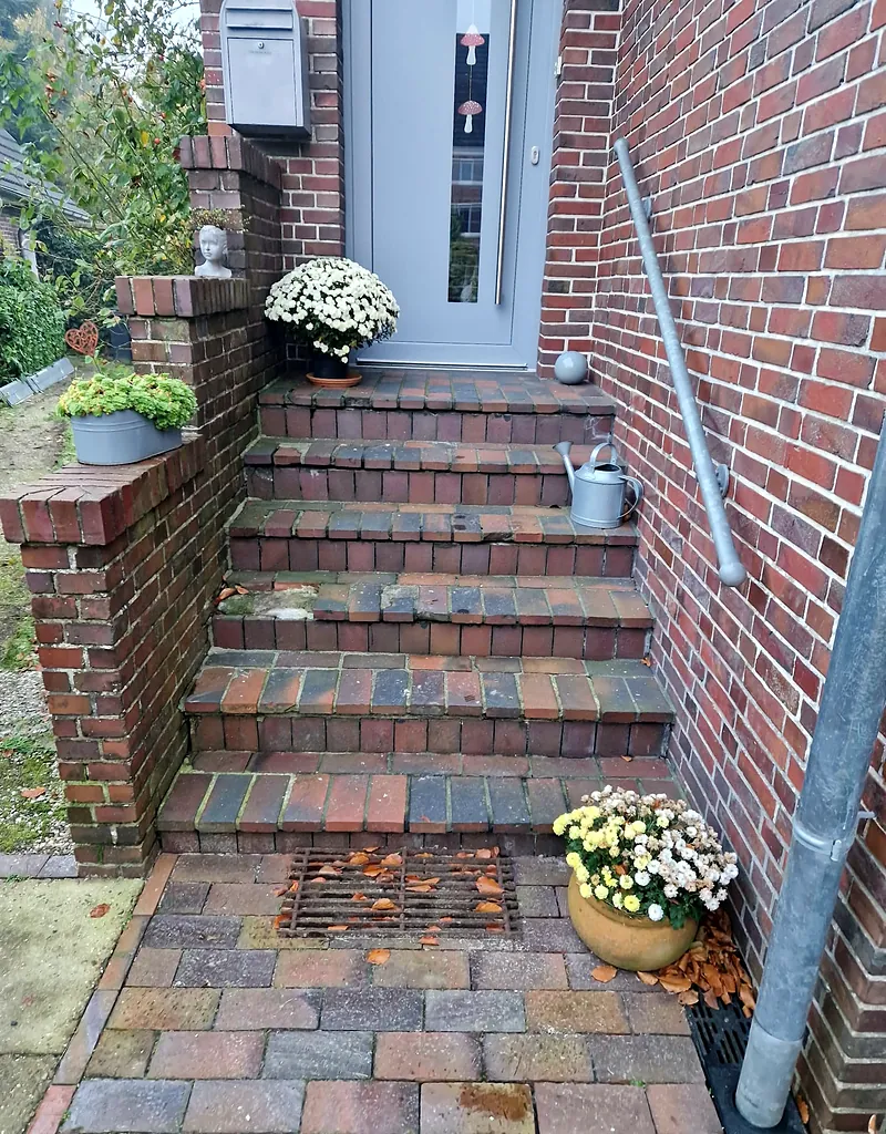 Dieselbe Treppe vorher mit alten, ausgewaschenen Fugen.