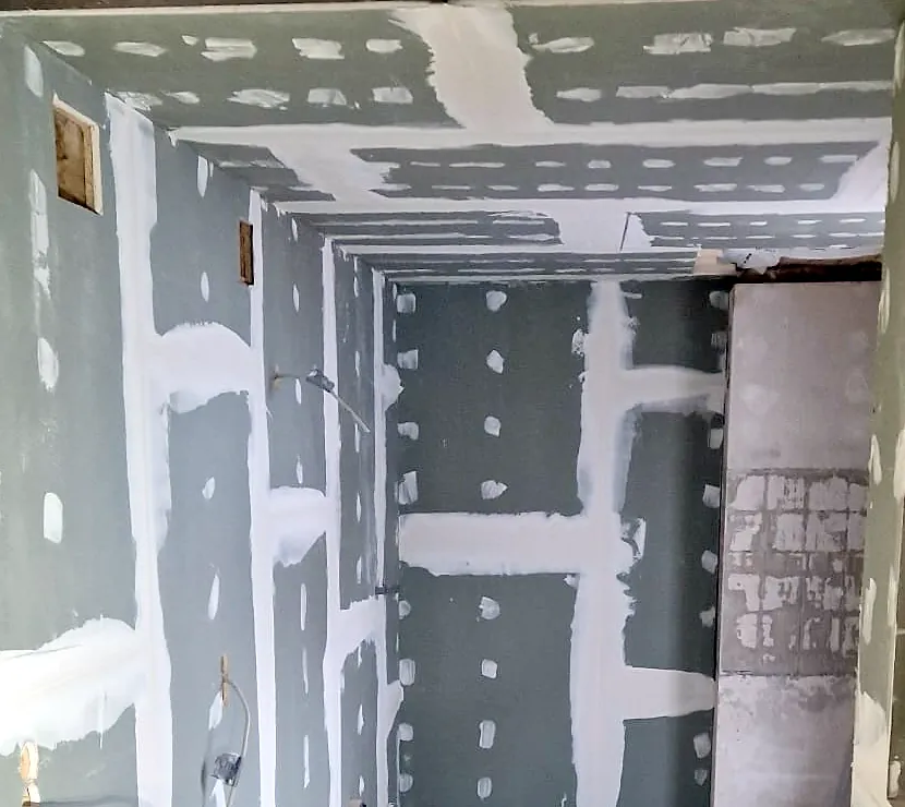 Wände und Decke in Trockenbau, gespachtelt.